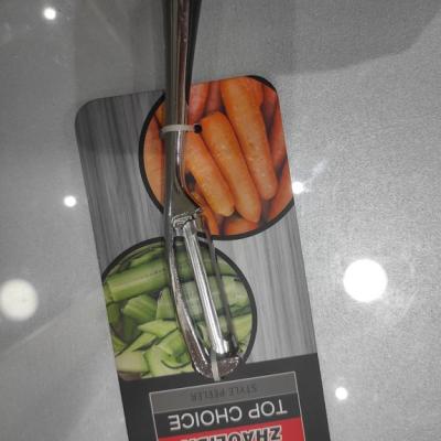 Stainless Steel Vegetable Peeler: Ergonomic Design for Repeated Use